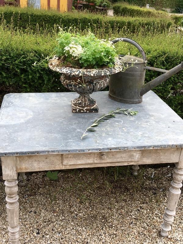 Charmante table de fleuriste en zinc