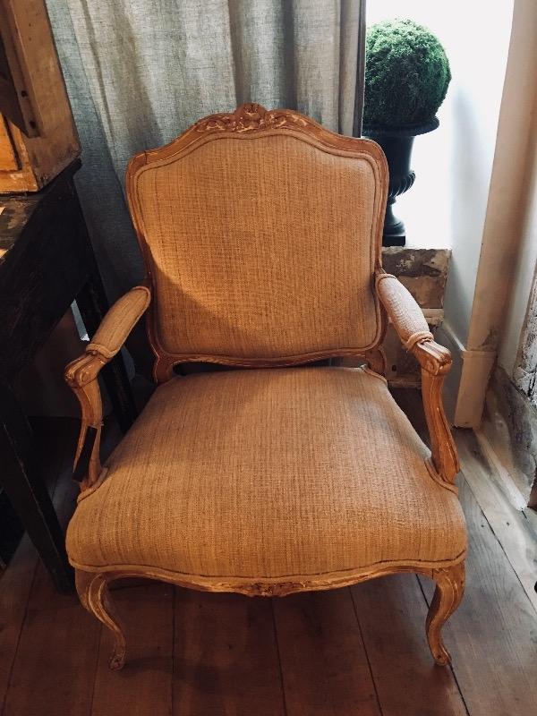 Paire de beaux fauteuils Louis XV recouverts de chanvre ancien